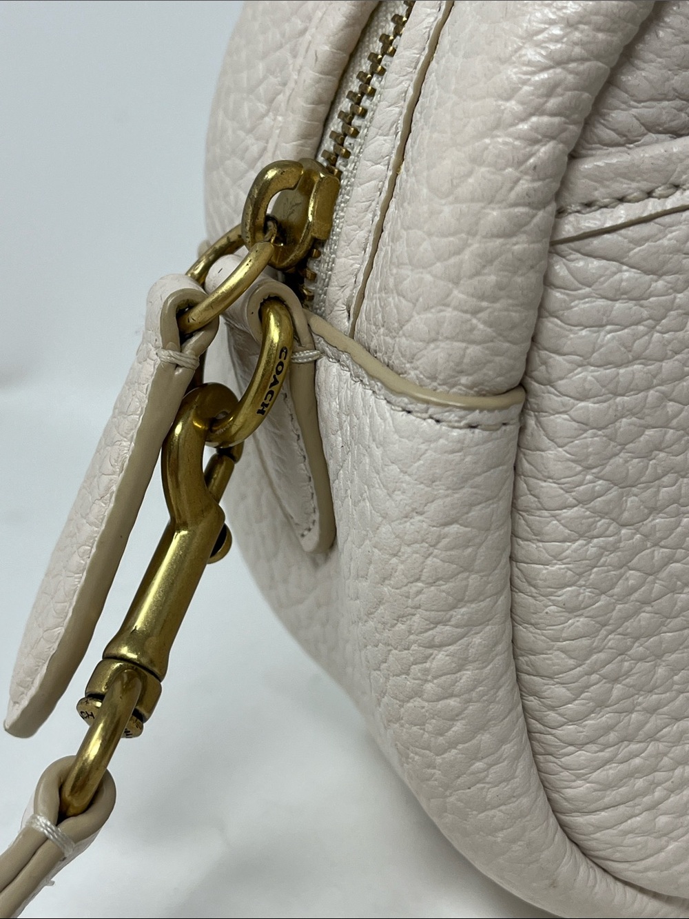 COACH CAMERA BAG PEBBLED LEATHER IN CHALK COLOR BRASS TURN LOCK CROSSBODY - Picture 4 of 16